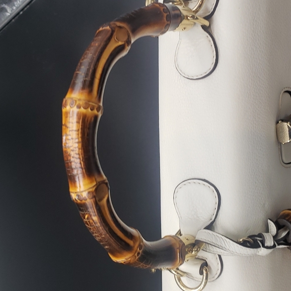 GUCCI BAG SIZE 12X8 COLOR WHITE LEATHER with gold hardware AND LEATHER STRAPS - Picture 11 of 16